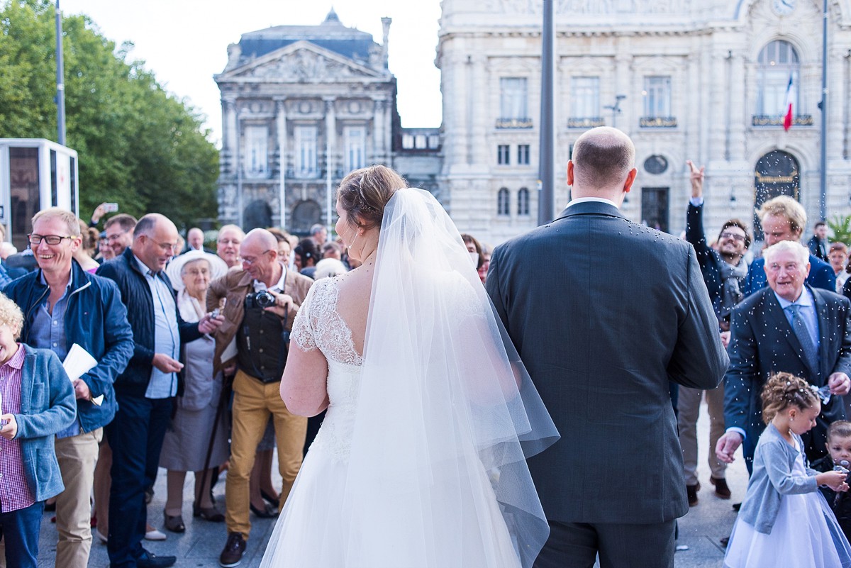 photographe mariage lille la sortie des mariés avec de la lavande