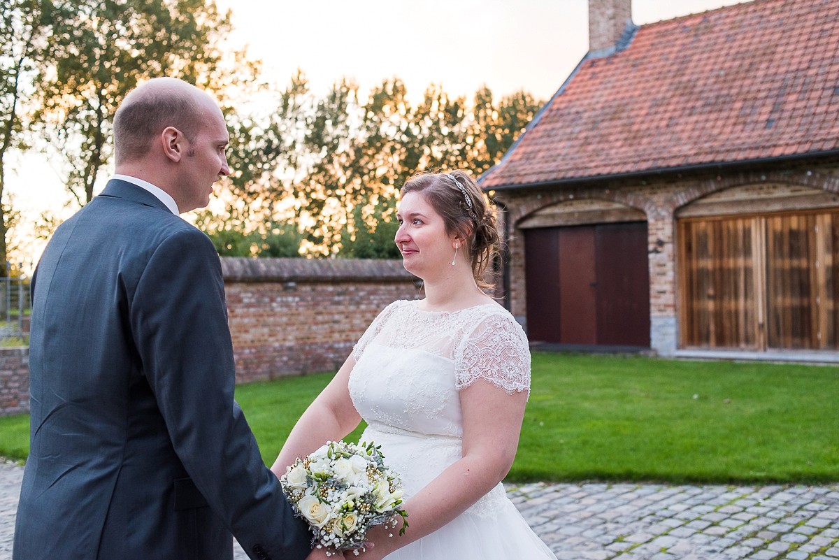 photos de couple à la ferme écavée mariée émue moment de tendresse photographe mariage nord