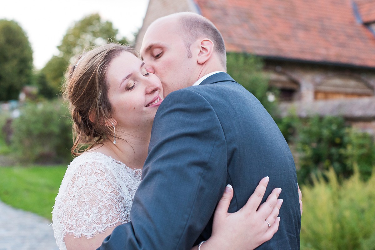 séance photographique couple remplie de tendresse des photos de mariage naturelles à lille