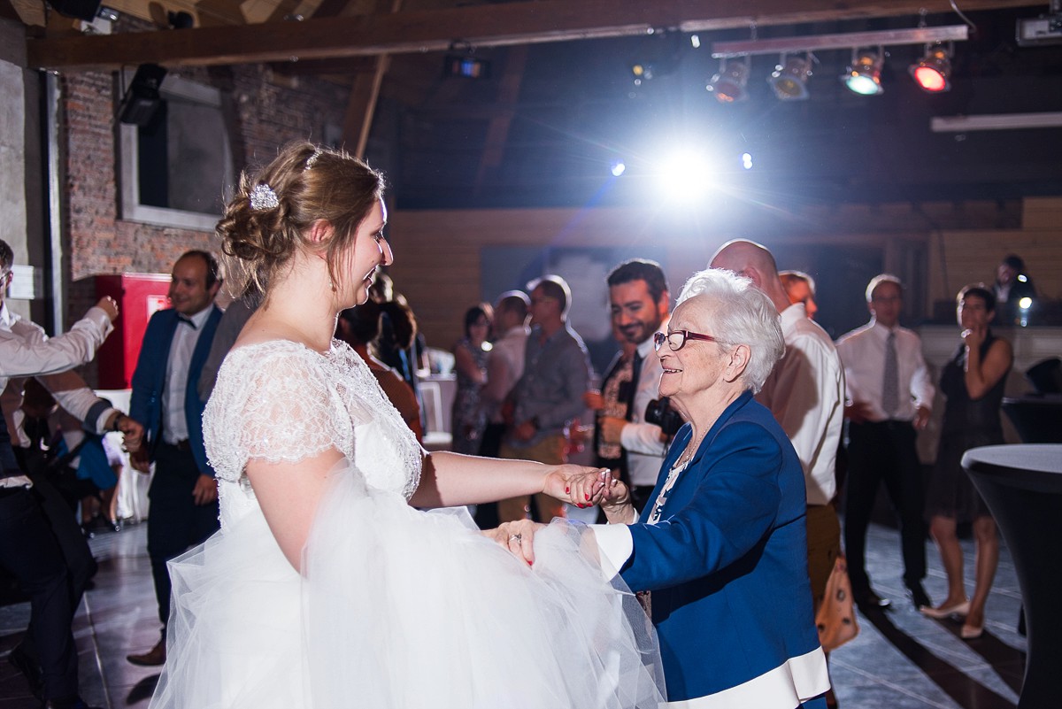 photographe mariage lille nord pas de calais la mariée qui danse avec sa grand mère un moment plein de tendresse et de joie