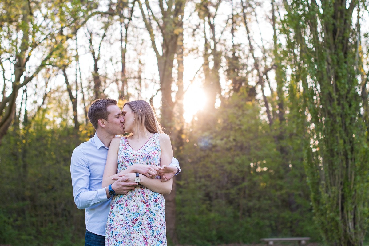 des photos de couple naturelles et romantiques dans le nord pas de calais photographe mariage lille Aurore Degaigne Le Manège aux Couleurs