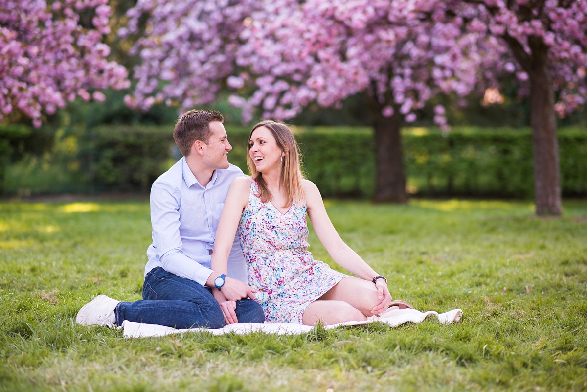 Parc de Sceaux cerisiers japonais en fleurs photographe couple paris