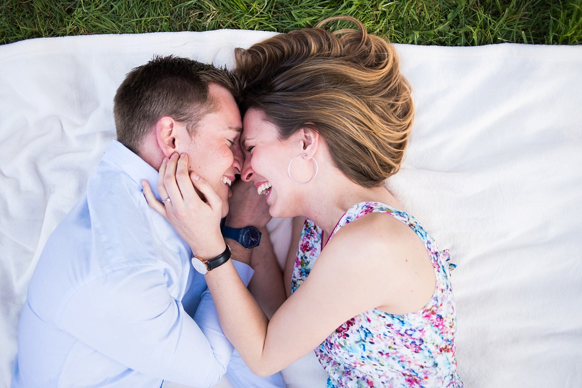 de belles photos de couple naturelles et romantiques à lille photographe mariage nord