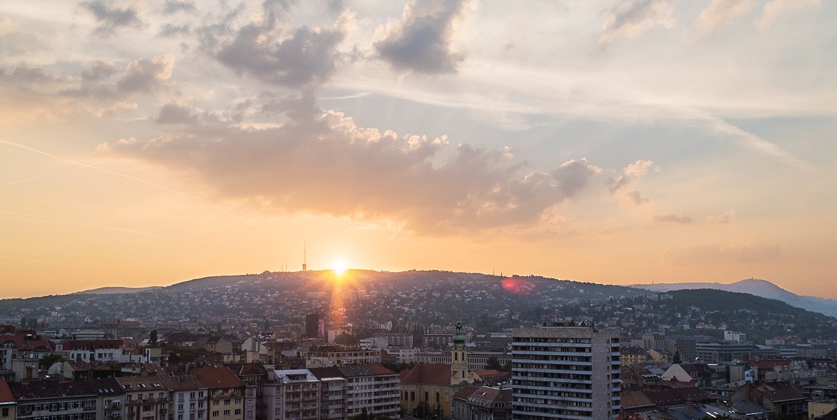 escapade romantique à budapest photos de couple au coucher du soleil photographe lille