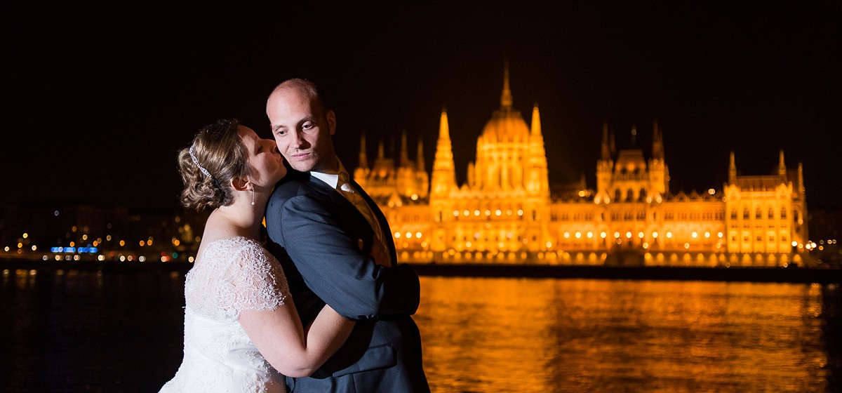 séance photo de couple en tenue de mariés à budapest photographe mariage nord 
