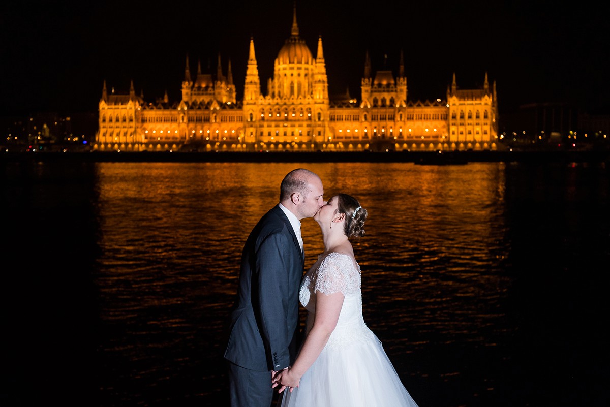 séance photo à budapest devant le parlement - wedding photographer belgium