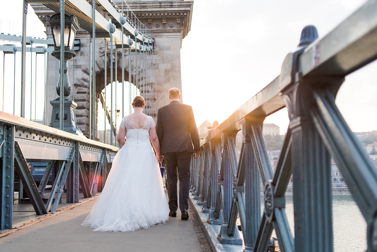 Séance photo Jeunes Mariés à Budapest - photos de couple sur le pont des chaines - wedding photographer hungaria
