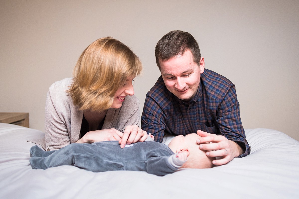 seance-photo-bebe-deux-mois-a-domicile-photographe-famille-lille-naturel-joie-couleur (14)