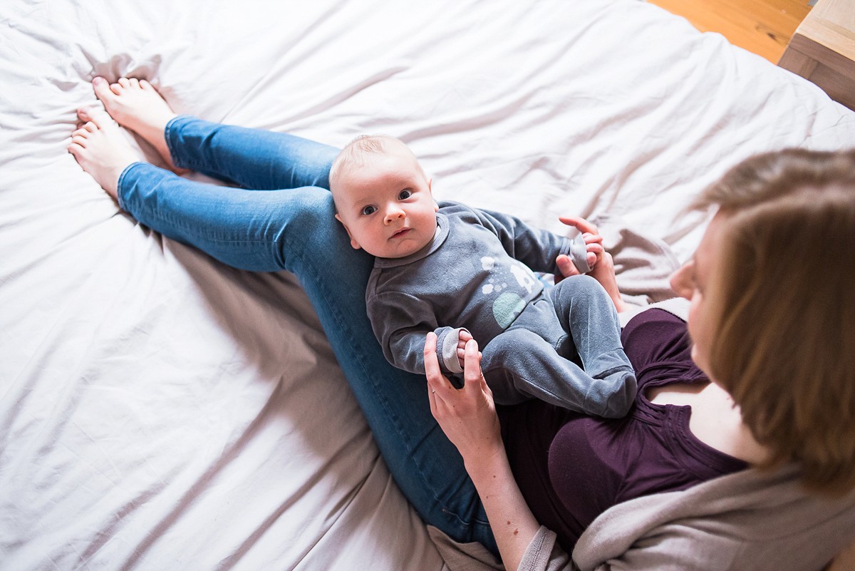 Séance famille à la maison bébé de deux mois photographe nouveau né nord pas de calais