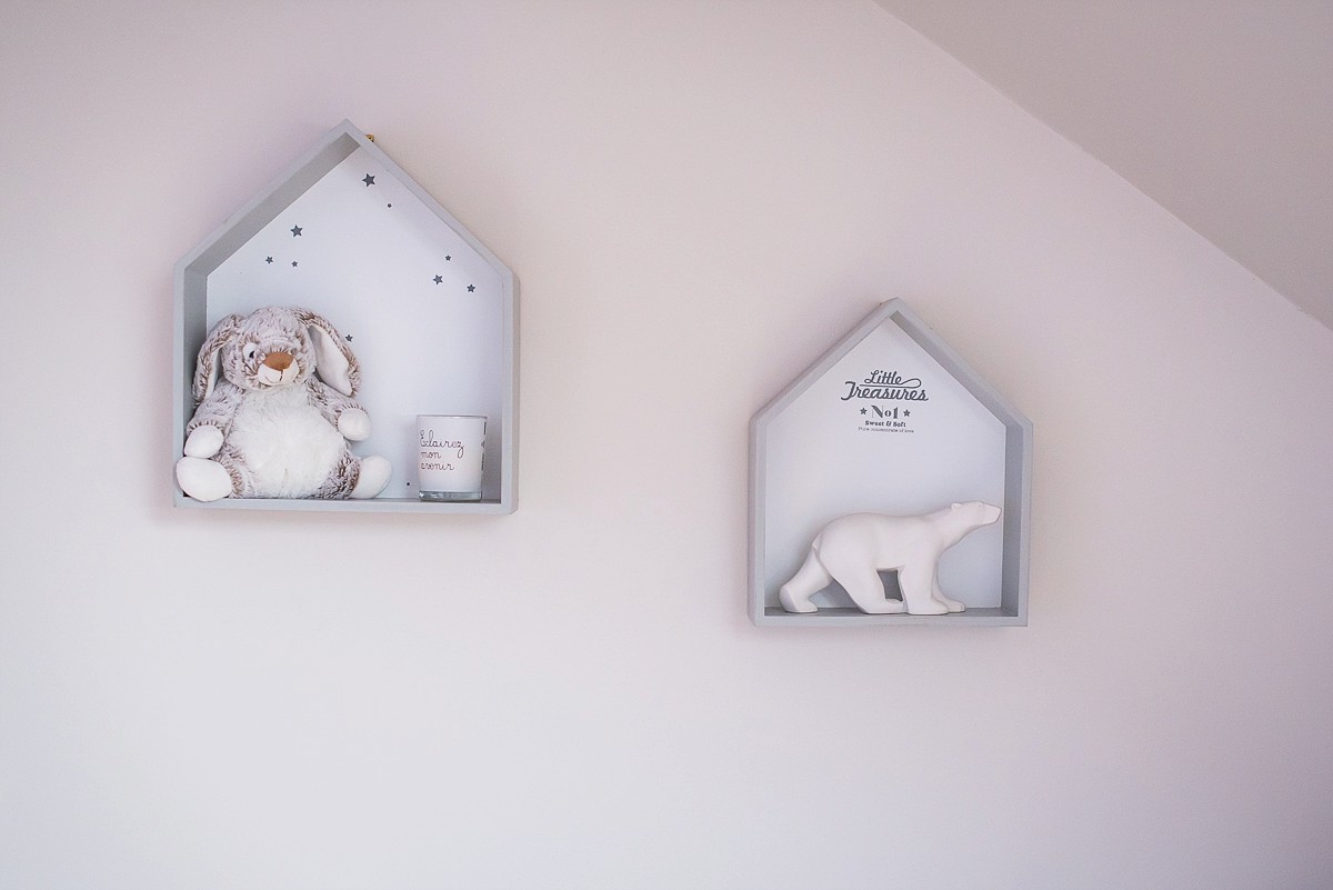 décoration chambre bébé garçon ours maison du monde et petit lapin dans des petites maisonnettes peintes en gris