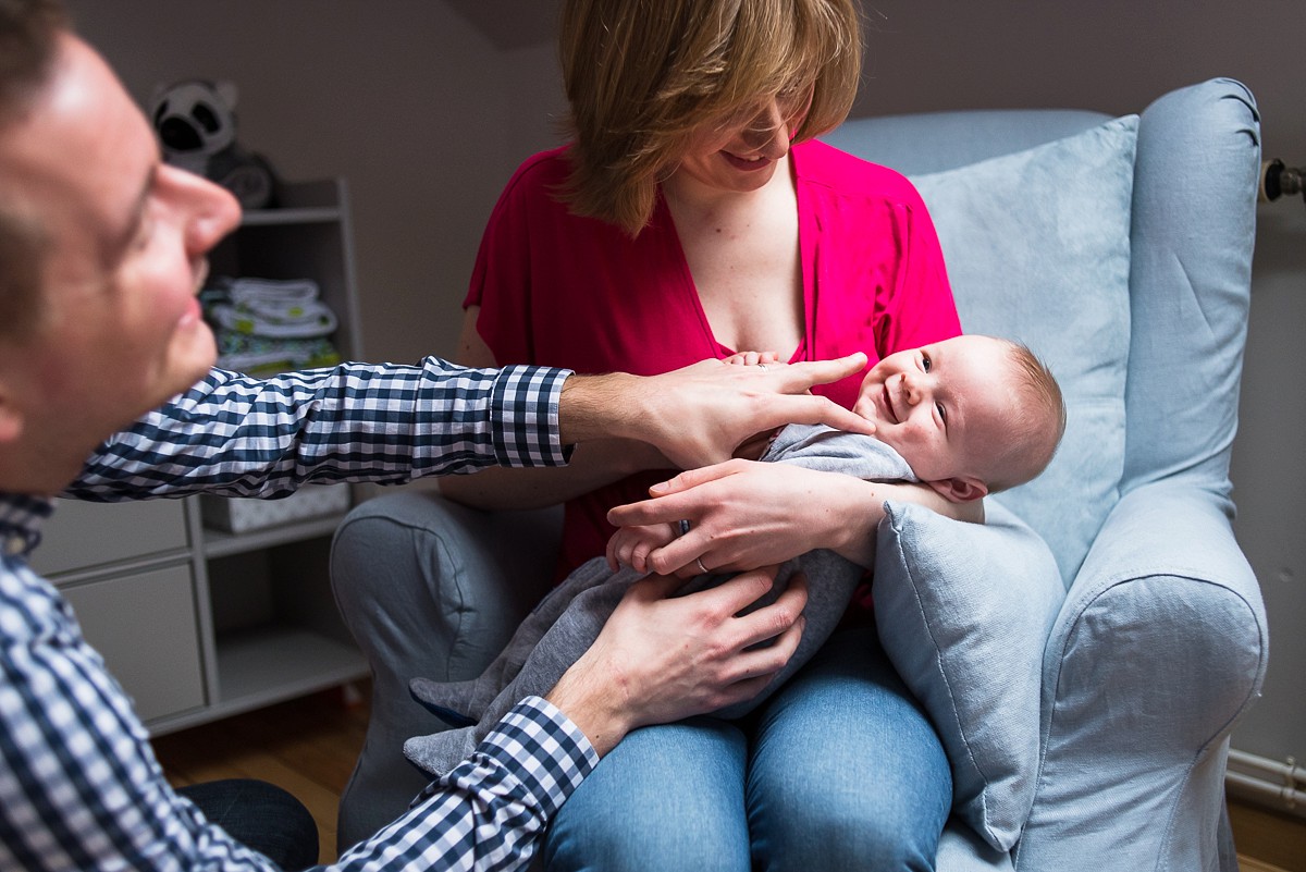 Séance famille à la maison photographe lifestyle lille bébé de deux mois