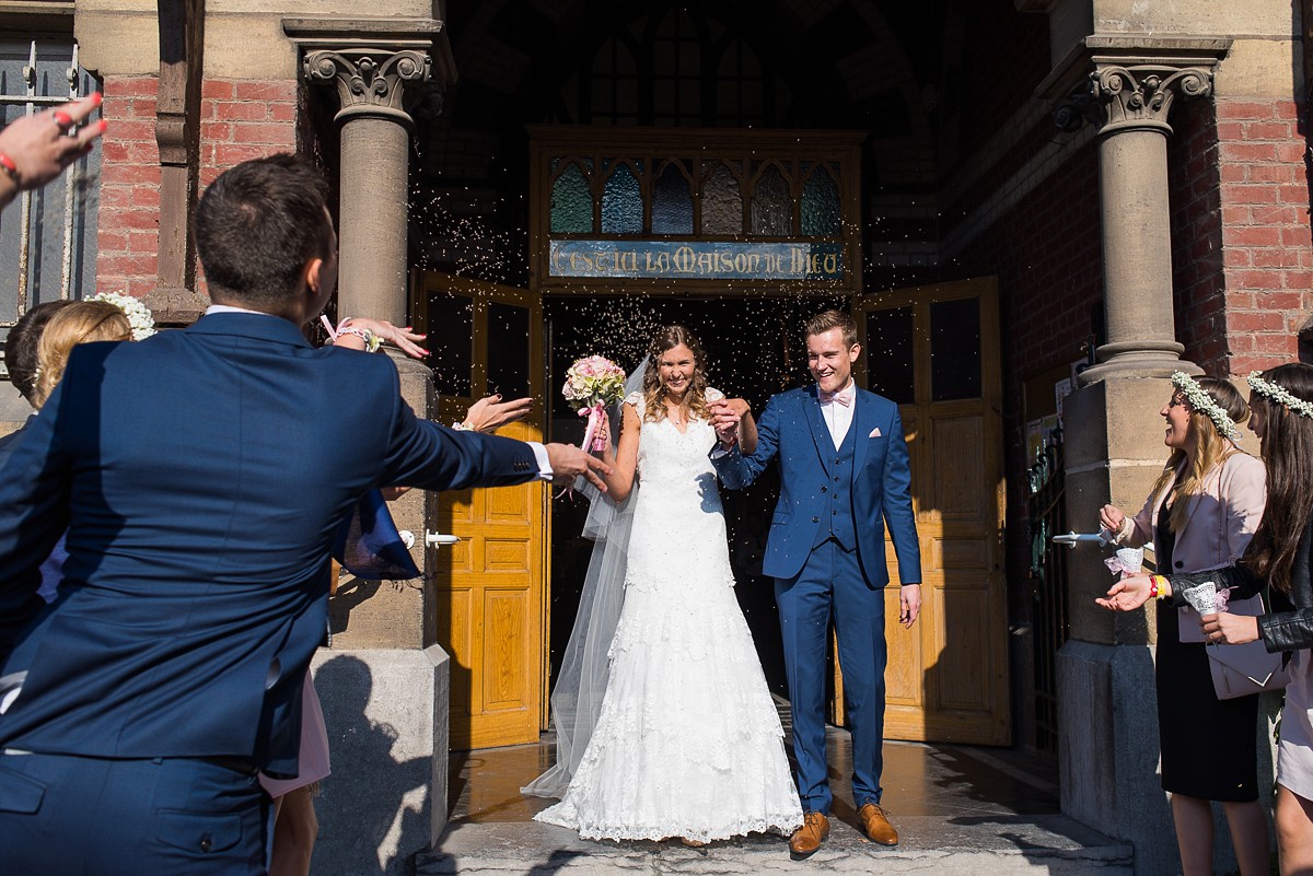 sortie d'église rue de neuville à tourcoing photographe mariage lille nord pas de calais