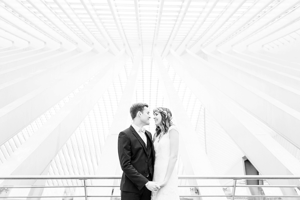 Séance Jeunes Mariés à la gare de liège meilleur photographe de mariage à lille