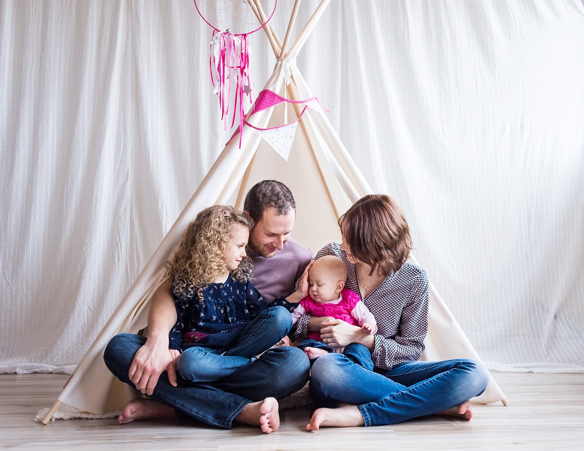 Séance bébé lifestyle photos de famille naturelles en studio