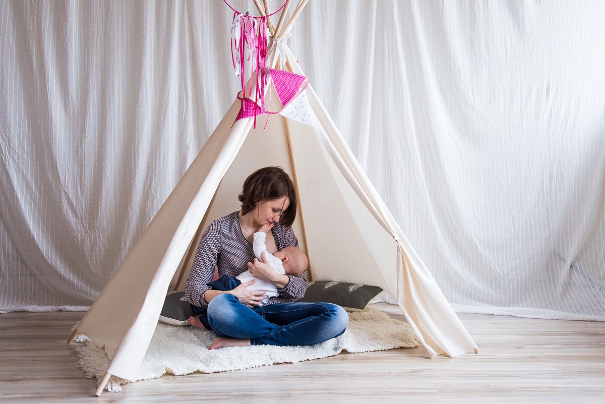 Séance bébé lifestyle photos de famille naturelles - maman qui allaite c'est beau et naturel