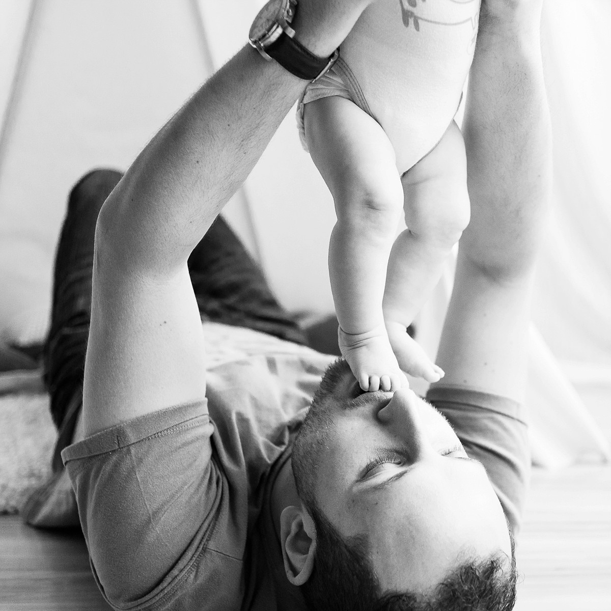 garder le souvenir du père qui joue avec son enfant pour l'album de famille Séance photo bébé lifestyle photographe famille lille