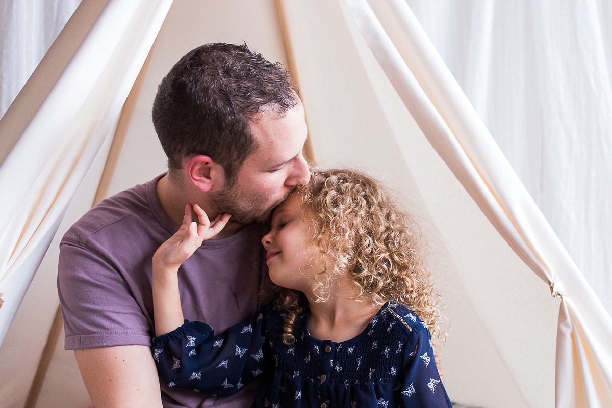 photographe de famille à lille - photos naturelles qui montrent l'amour des parents avec leurs enfants