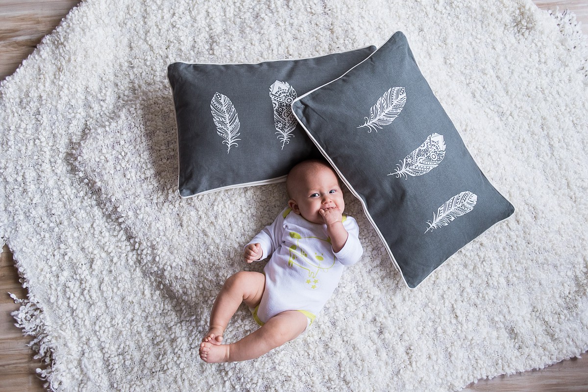 Séance bébé lifestyle photos de famille naturelles à Lille photographe nord