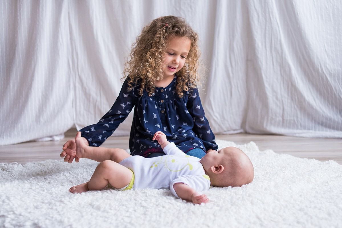 Séance bébé lifestyle photos de famille naturelles à Lille photographe nord