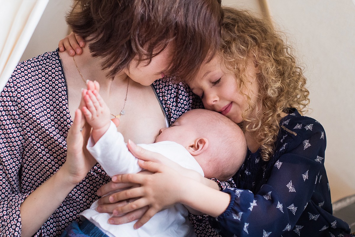 Séance bébé lifestyle photos de famille naturelles - belles photos d'allaitement