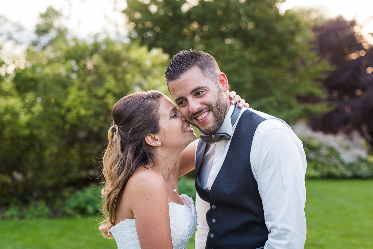 des photos de mariage naturelles et non posées avec la photographe du manège aux couleurs