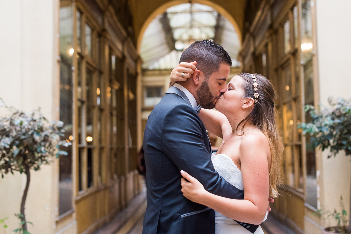 photographe mariage paris séance photo galerie vivienne naturel non posé avec de l'émotion