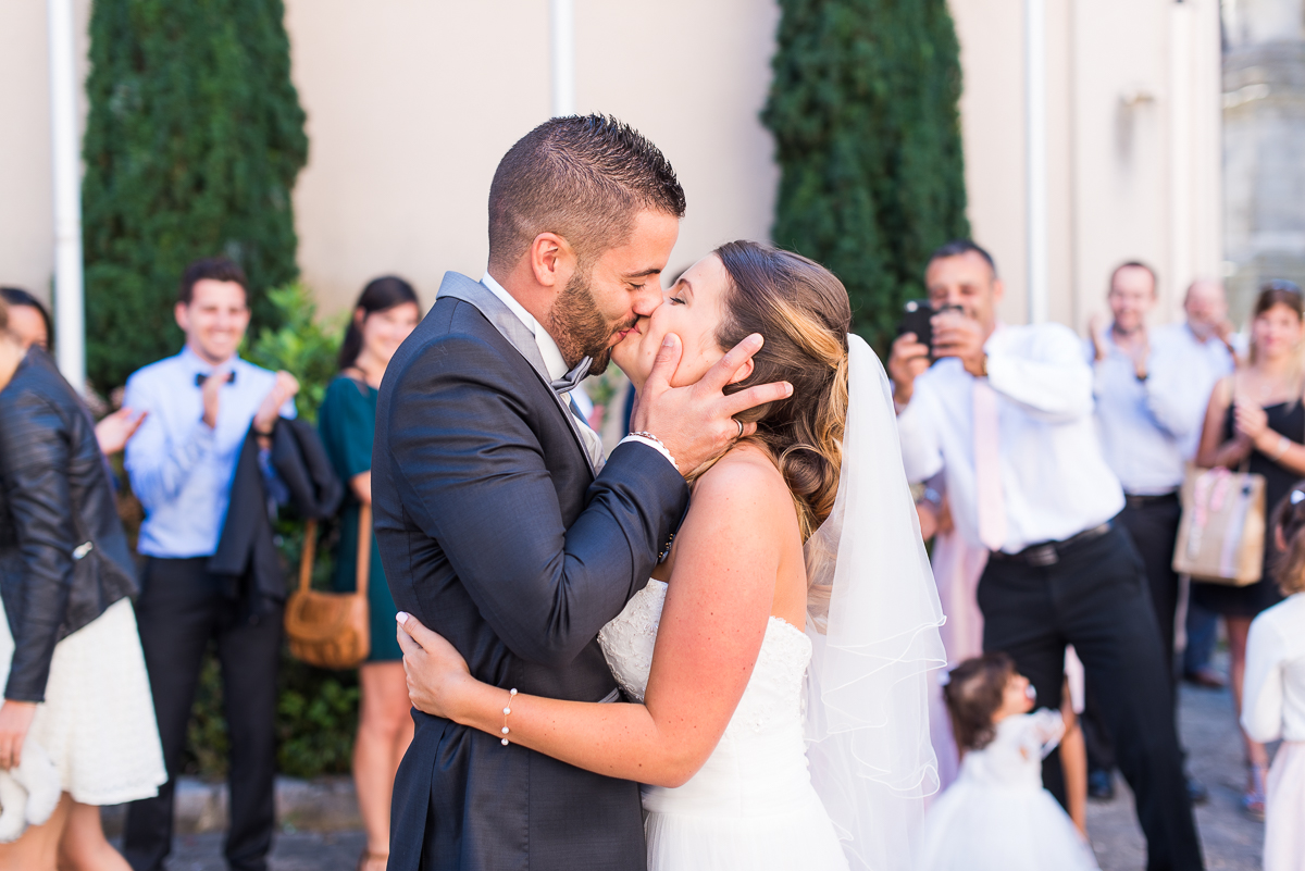 découverte des mariés devant la mairie d'houdan photographe mariage rambouillet