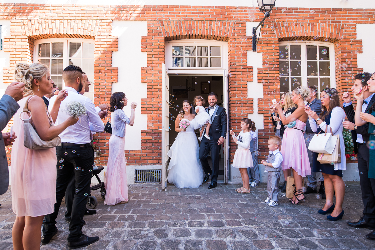 sortie de la mairie d'houdan photographe mariage paris lille bruxelles