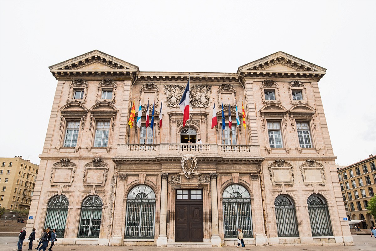 Photos de mariage à Marseille mairie du vieux port