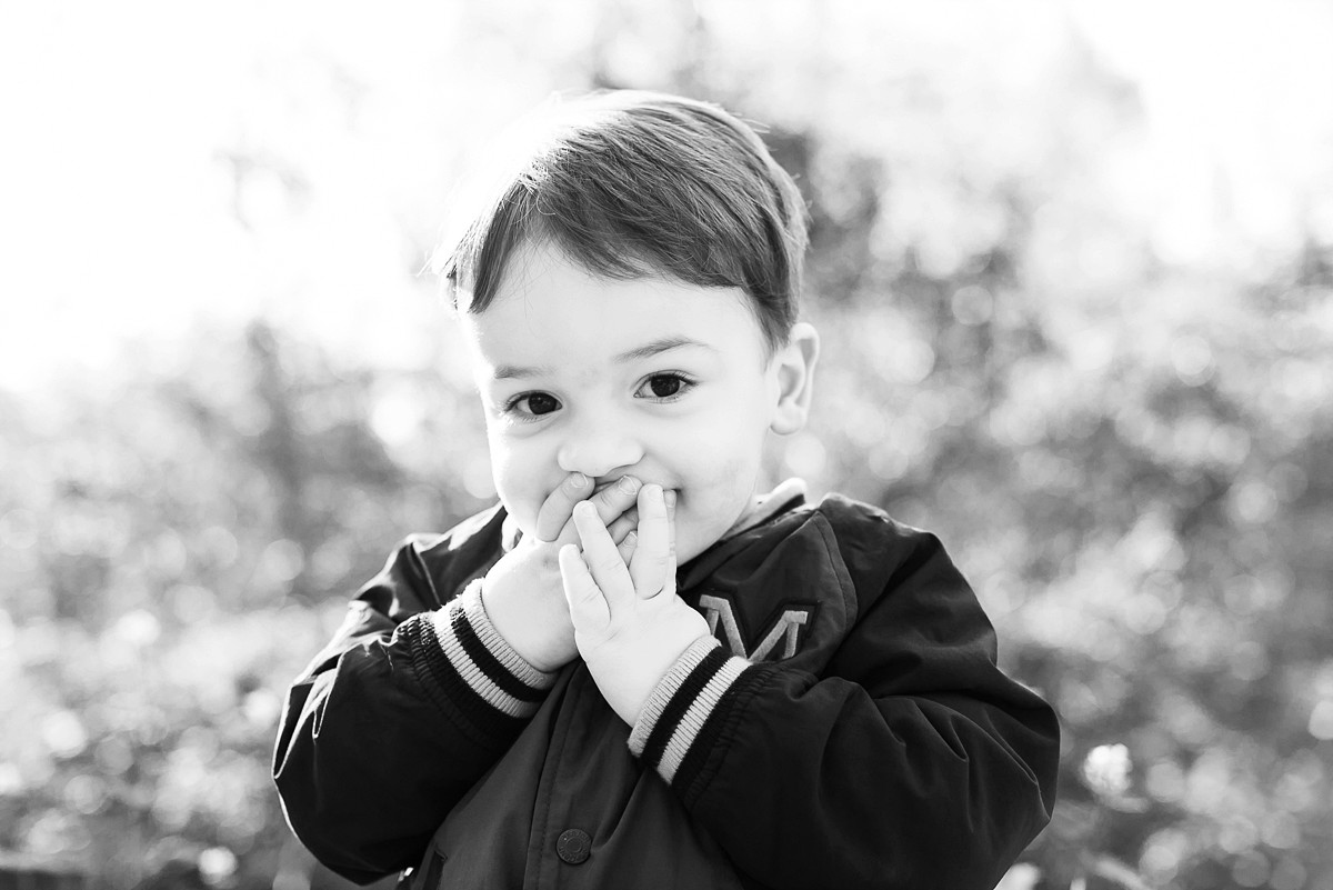 portrait d'enfant non posé complicité avec le photographe en séance famille lille nord