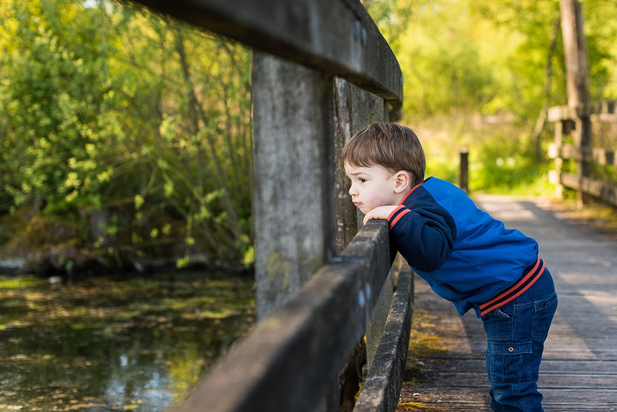 photographe famille enfant lille nord photo sur le vif petit garçon qui regarde au loin non posé