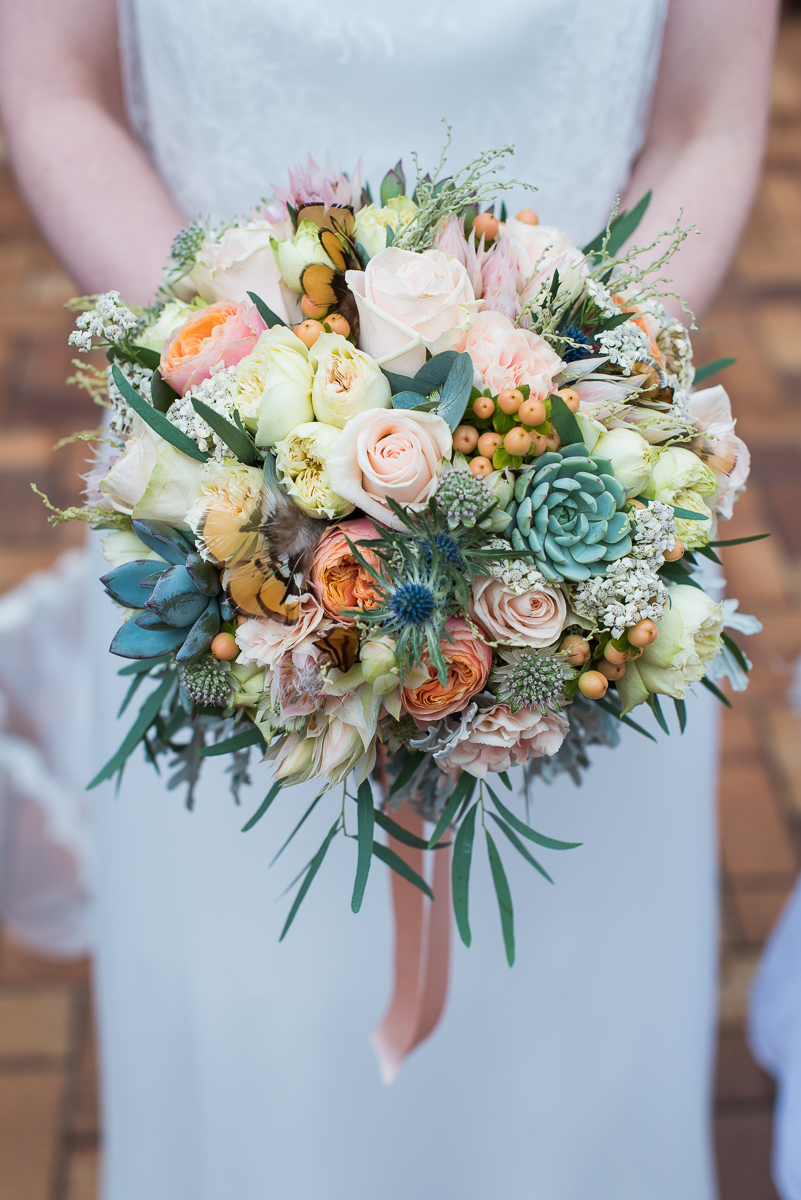 joli bouquet de mariée par fée de fleurs photographe mariage bohème au Château de Morbecque