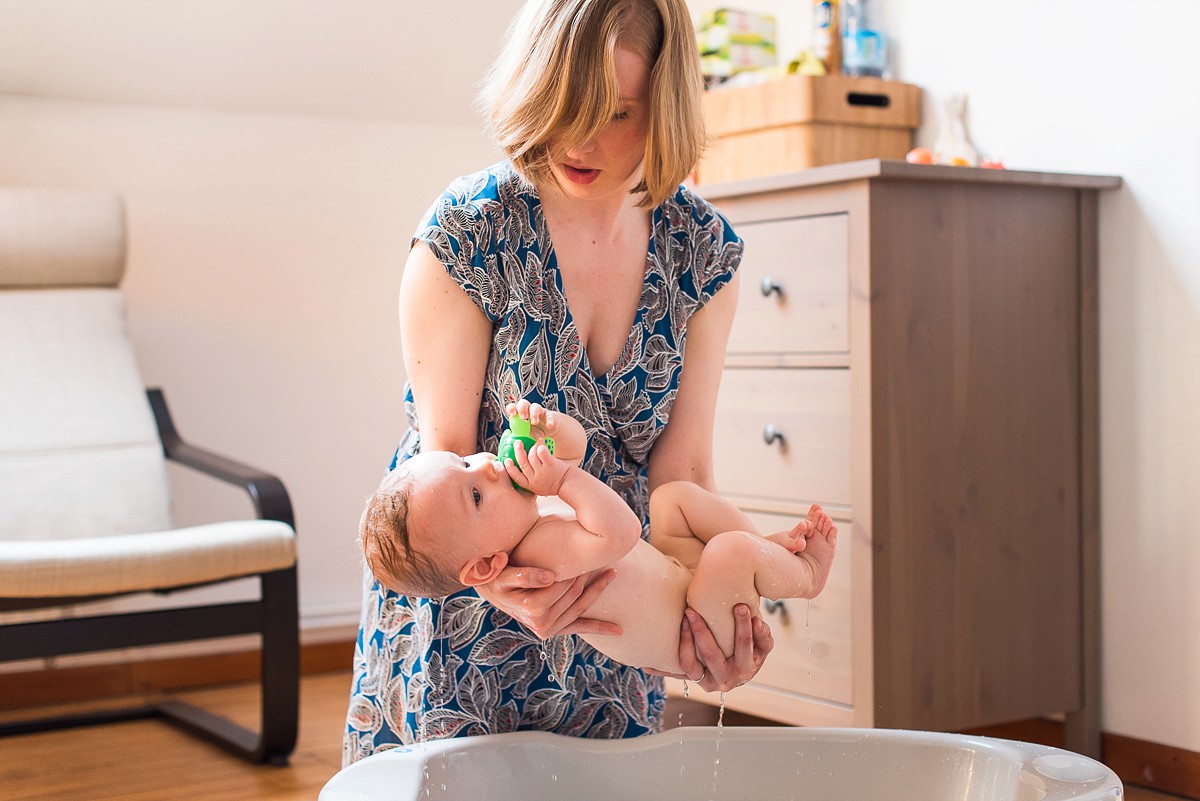 Reportage photo de vie quotidienne sortie du bain de bébé photographe famille lille