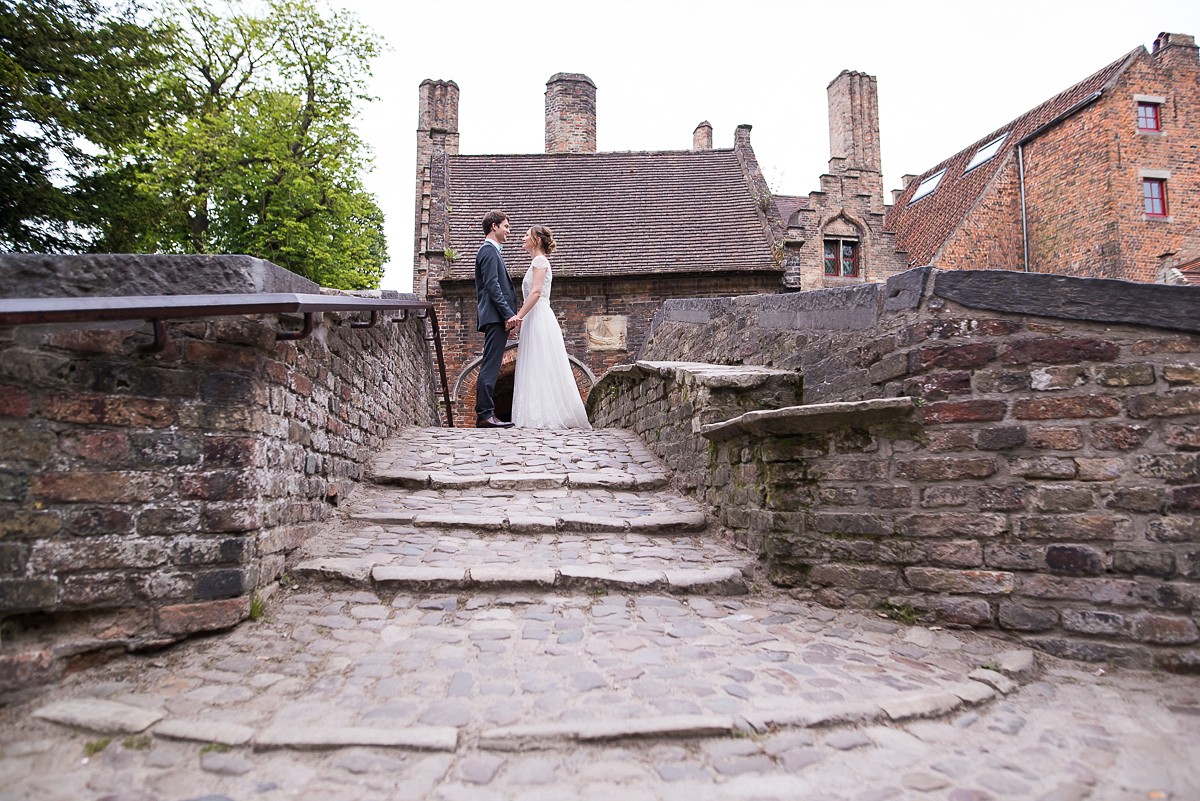 Séance photo de mariage à Bruges de belles photos de mariage naturelles tout en douceur photographe lille tourcoing tournai