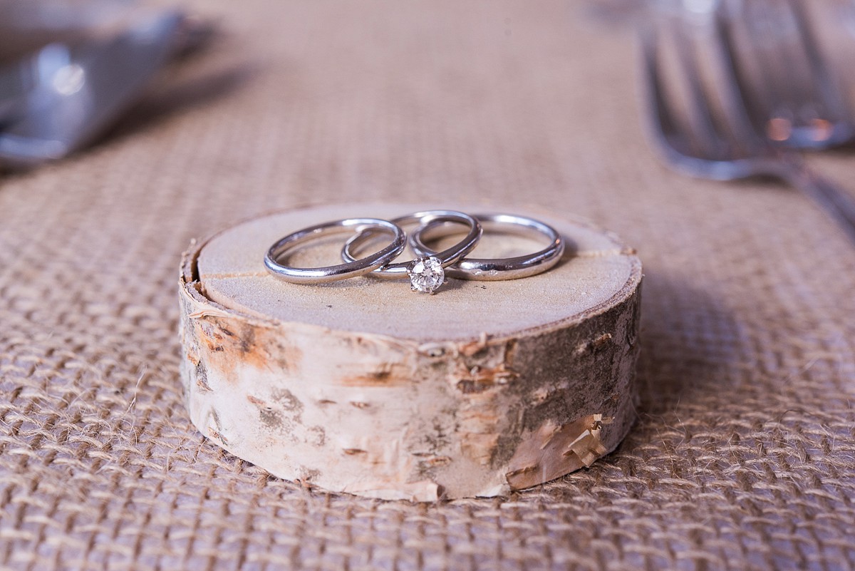 Reportage mariage au Domaine de la Chanterelle alliances et bague de fiançailles photographe nord