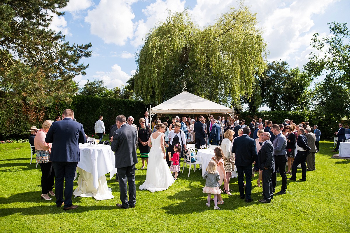 Reportage mariage au Domaine de la Chanterelle vin d'honneur dans le jardin