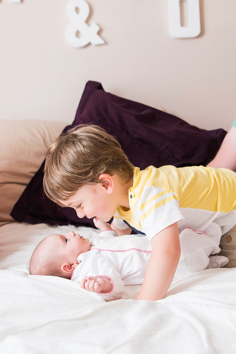 photo de bébé avec son grand frère photographe famille lille