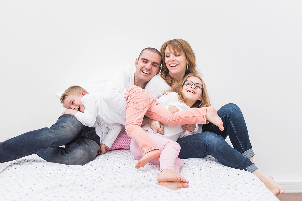 séance photo famille en folie spontanée joyeuse Lille