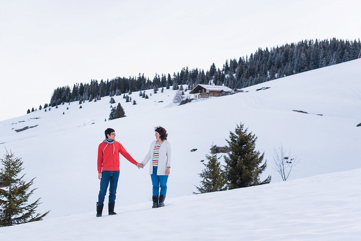 Séance photo de couple à la montagne les saisies