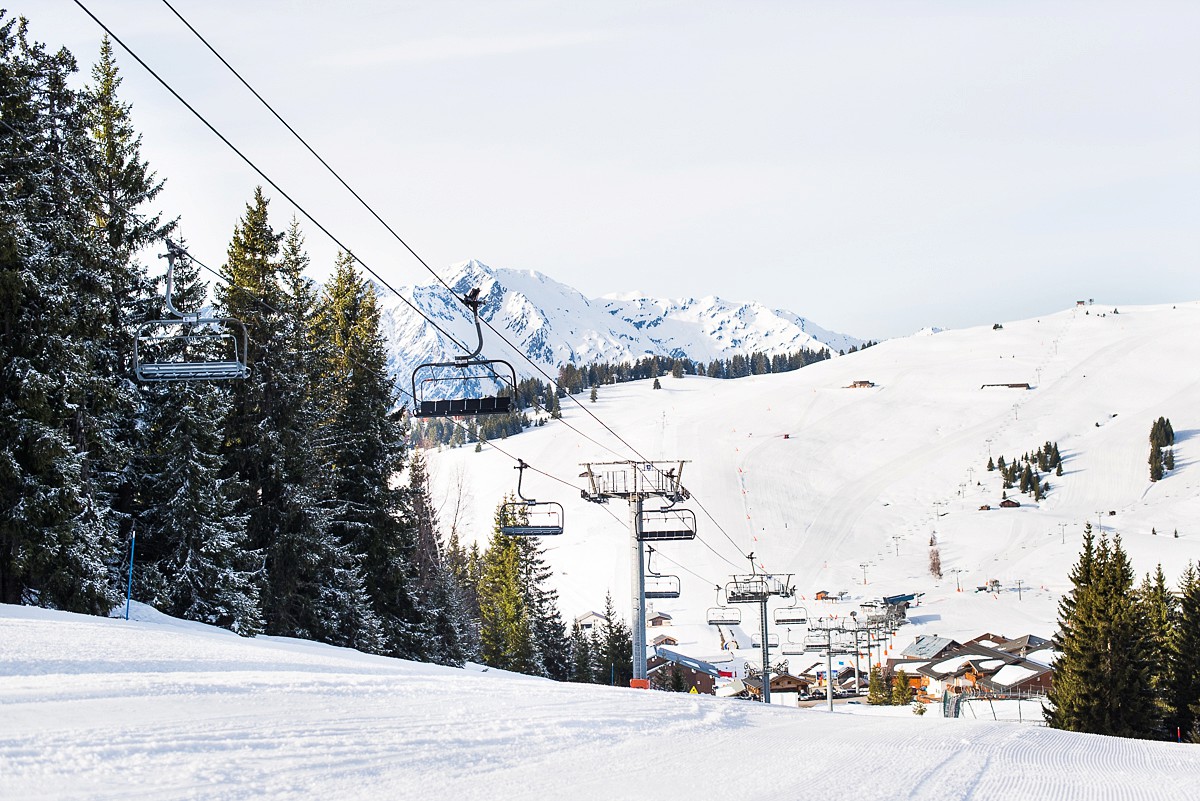 Séance photo de couple à la montagne station de ski les saisies