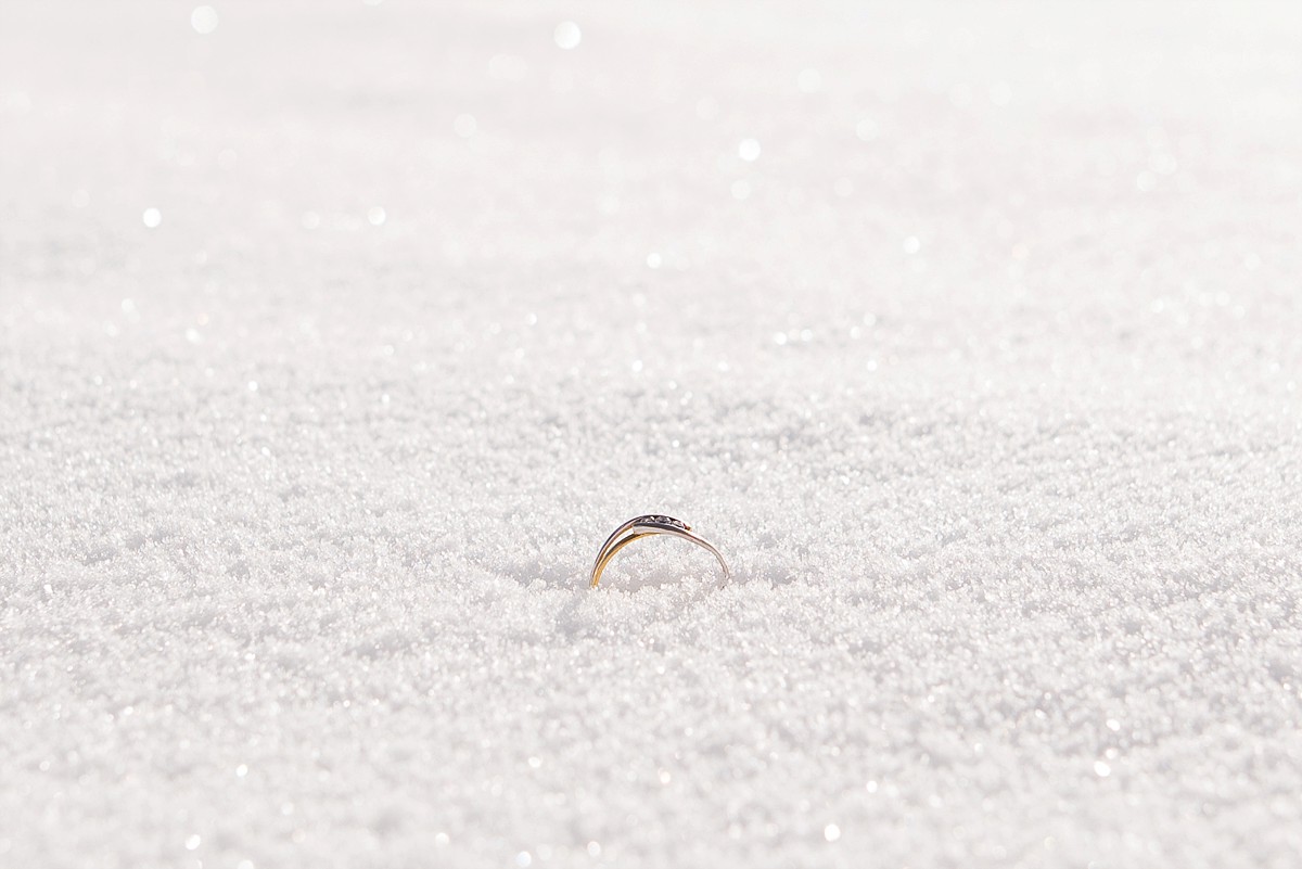 séance photo d'engagement à la montagne bague de fiancailles dans la neige