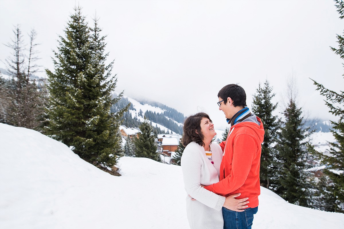 Séance photo de couple à la montagne