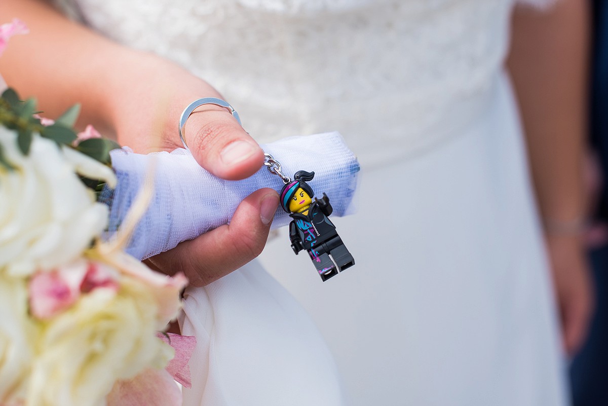 photo mariage Varengeville photographe geek et fun figurine légo sur le bouquet de la mariée