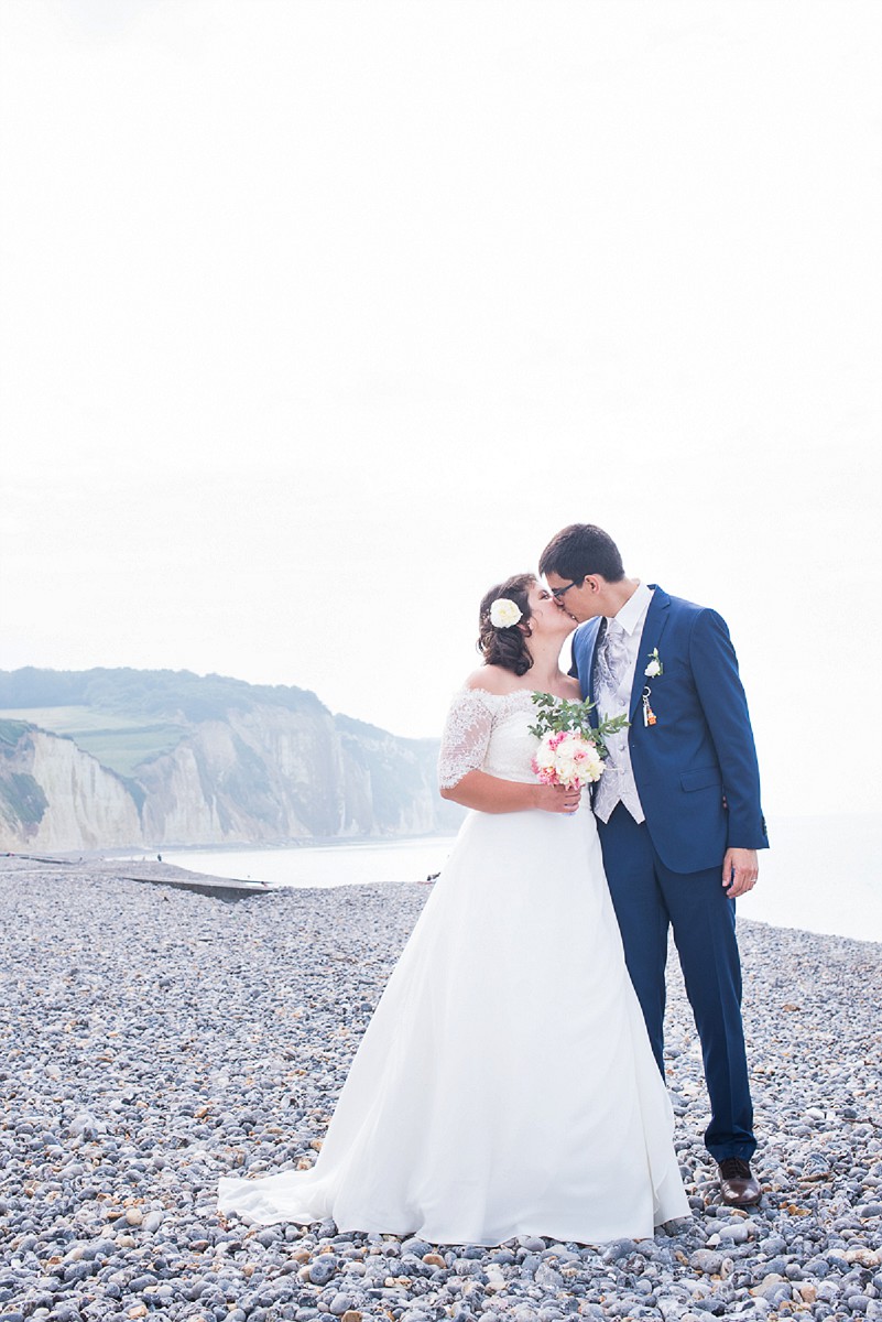 photo mariage Varengeville séance couple sur la plage de pourville photos naturelles et modernes