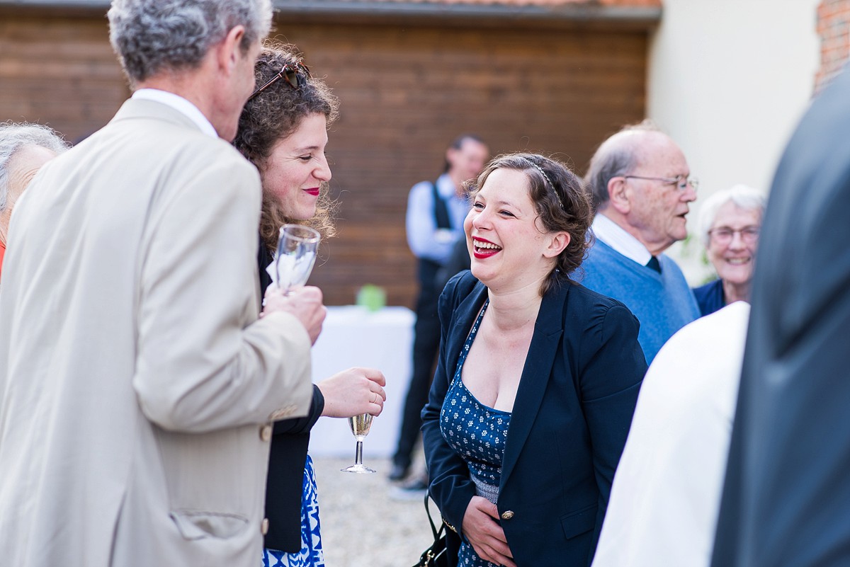 photos des invités au vin d'honneur sur le vif naturelles avec de belles émotions joie rires