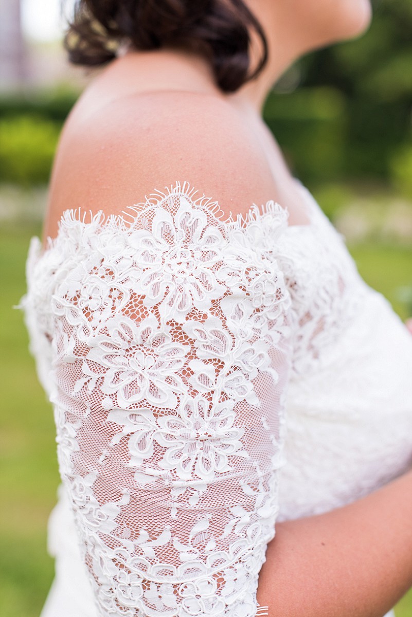 détail de la robe de mariée en dentelle photographe de mariage en normandie