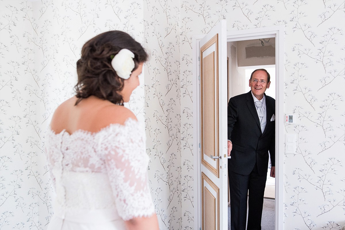 découverte de la mariée par son père , photographe mariage normandie