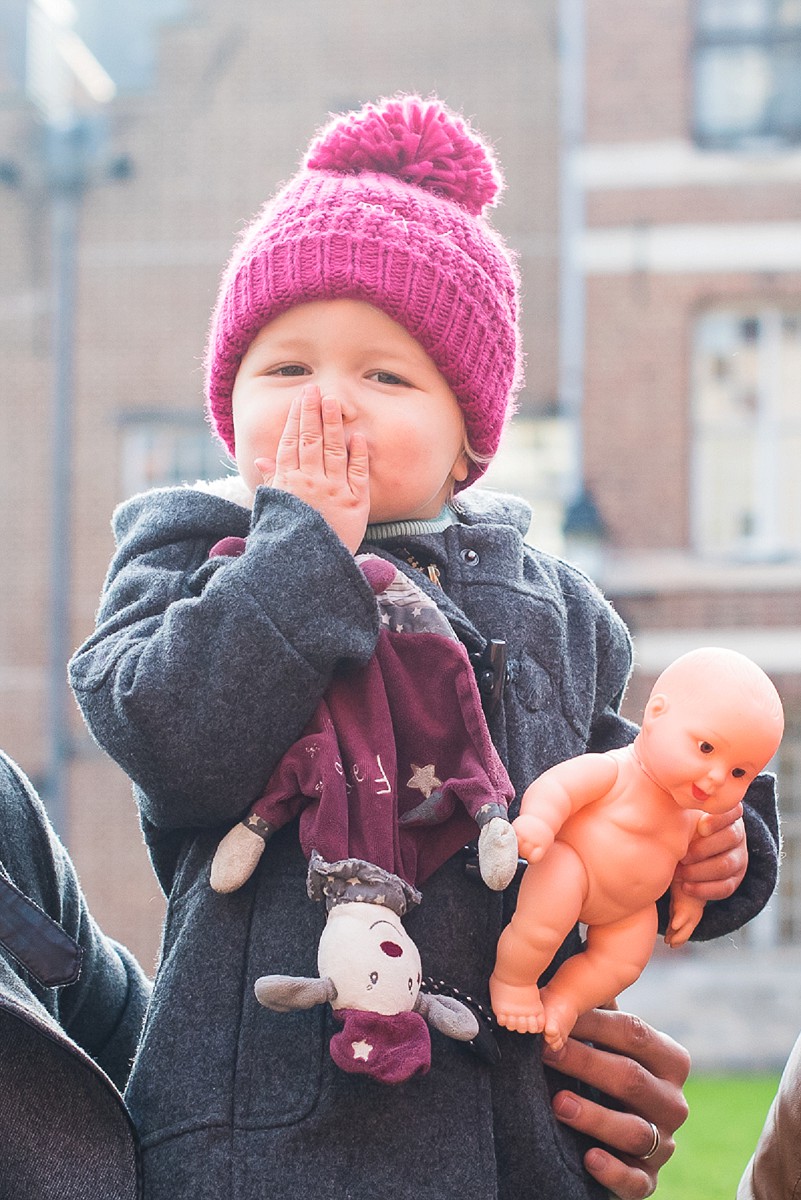 photos de femme enceinte en famille, petite fille qui fait un bisou, photographe enfant