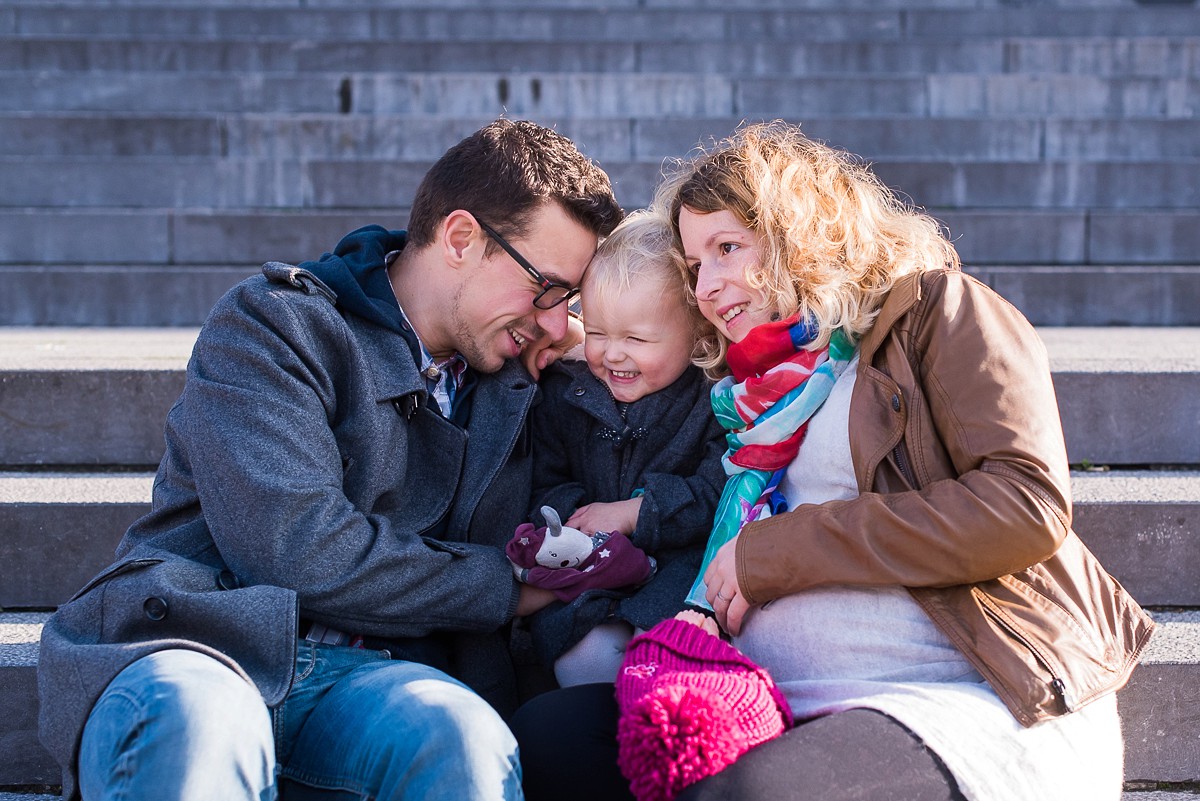 photos de femme enceinte en famille dans le Vieux-Lille