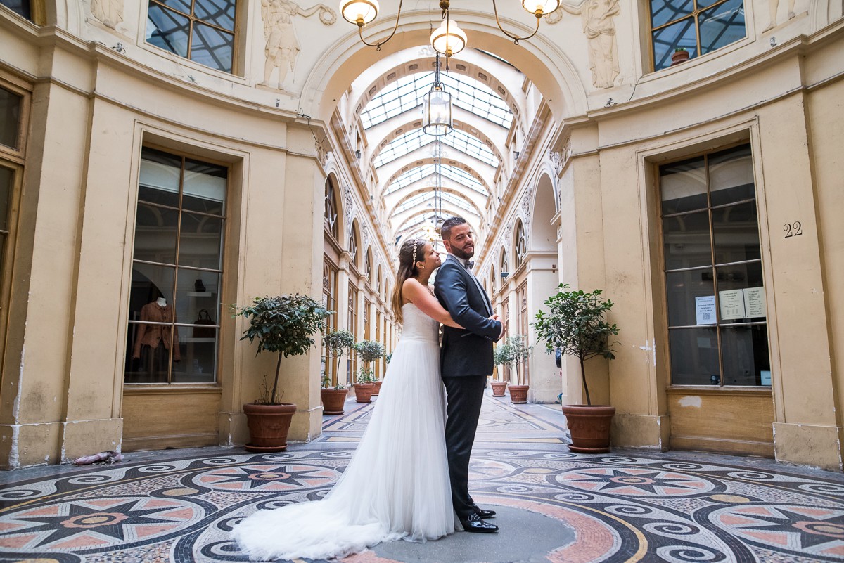 photographe mariage à paris photos de mariés dans la galerie vivienne passage parisien